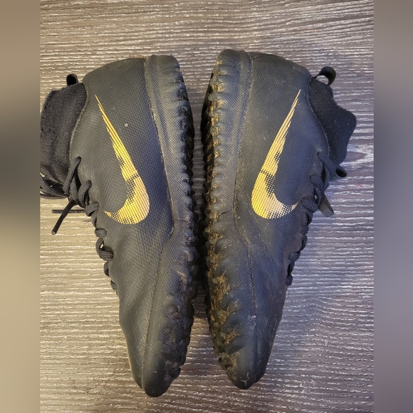 Nike soccer shoes for kids - Picture 3 of 5